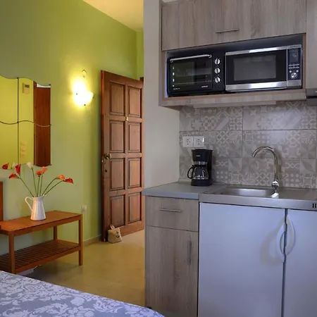 Captain's Apts 2* Barbati