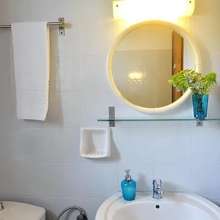 Апарт-отель Captain's Apts 2*